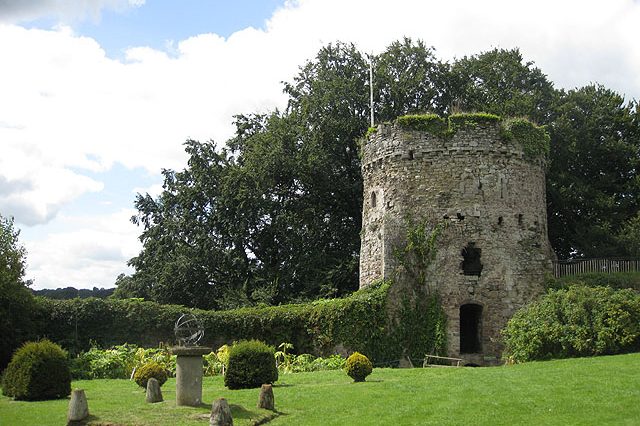 Pressed & Fresh : Delivering to Usk and neighbouring villages depicted by Usk Castle